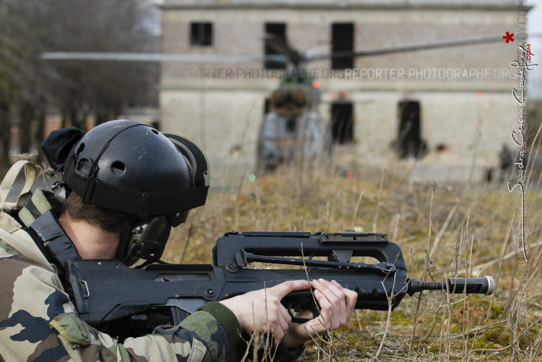 Commando de l'Air sécurisant le posé d'un hélicoptère [Ref:4108-06-0058]