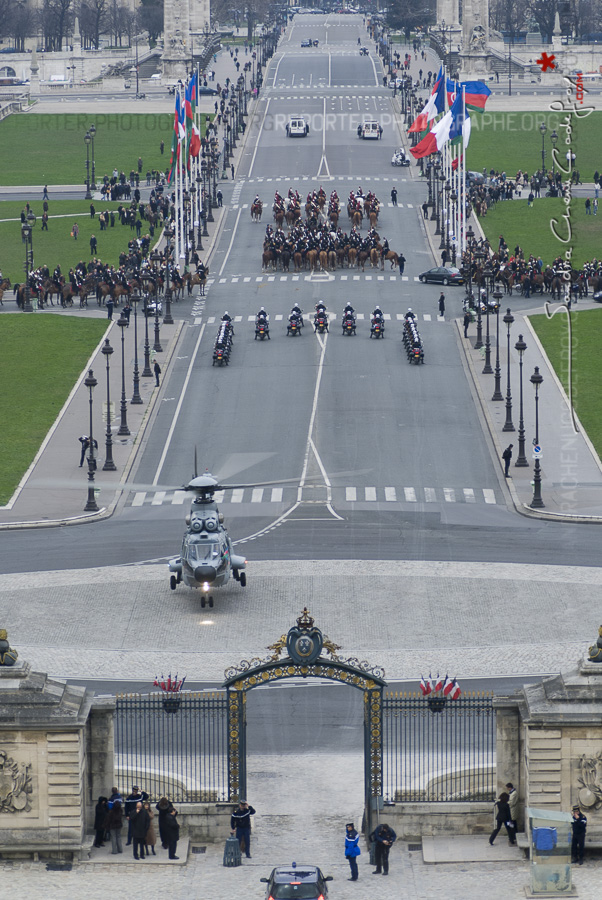 Posé d’un hélicoptère puma de l’armée de l’Air sur l’esplanade des Invalides