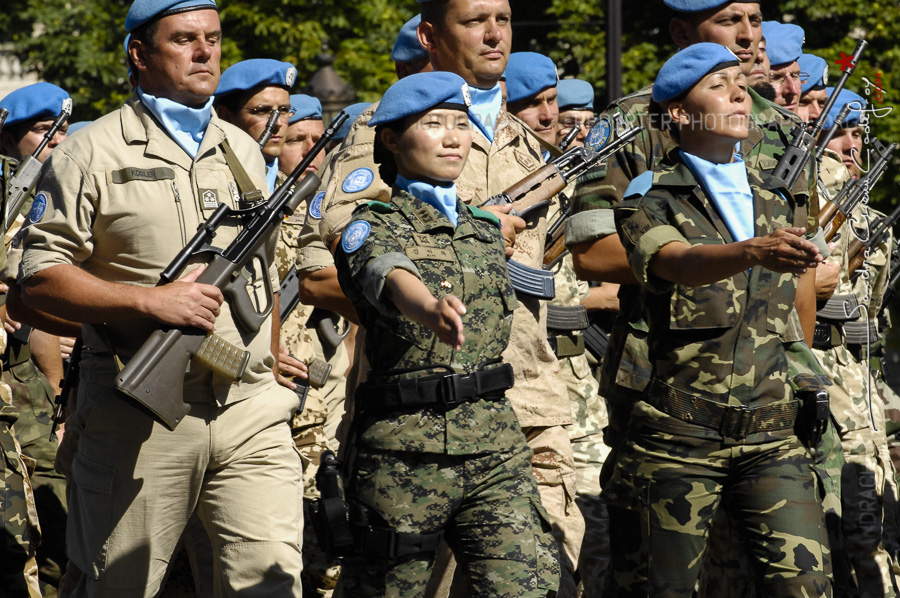 Femme casque bleu au défilé du 14 juillet [Ref:1508-20-0120]