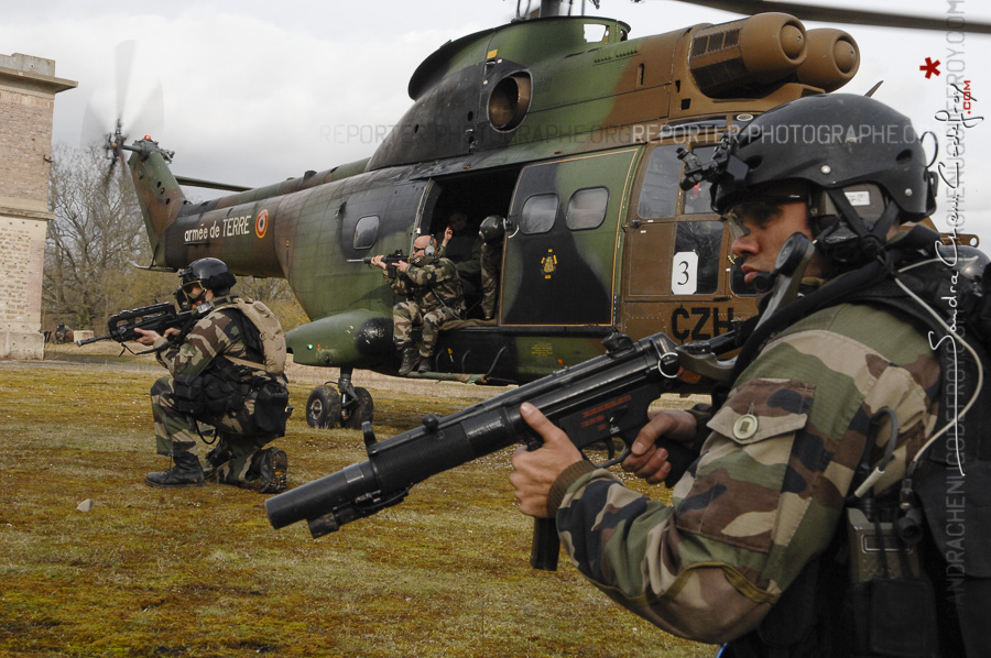 Commandos Parachutistes de l'Air en appui devant un hélicoptère puma [Ref: 4108-06-0027]