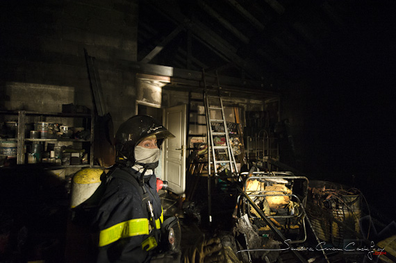 Femme sapeur-pompier après un feu d'habitation (Ref: 2110-03-2462) par Sandra Chenu Godefroy