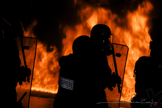 Gendarmerie Mobile devant un mur de flammes à Saint Astier (Ref: 1408-01-0048) par Sandra Chenu Godefroy