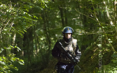 Gendarme mobile remontant un chemin forestier à la recherche d’IED