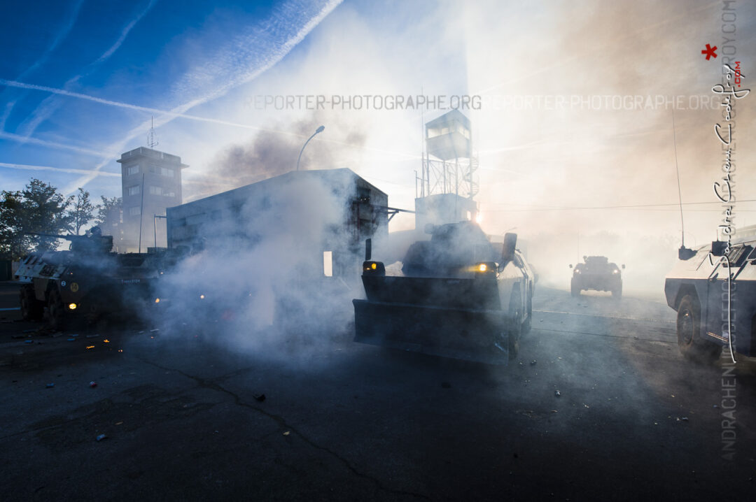VBRG en contrejour dans les gazs lacrymogènes de Saint Astier