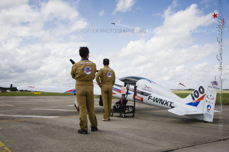 Willy & Bobos, à coté du Big Frog avant sa démonstration au Salon du Bourget [Ref: 3511-09-0934]