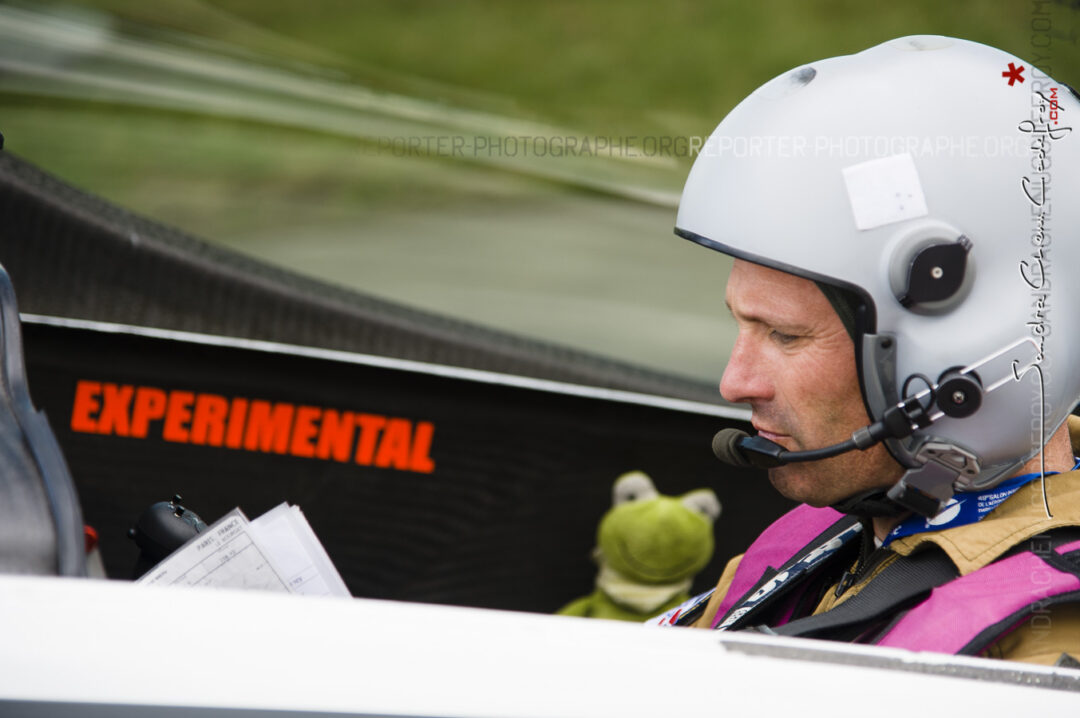 Bobos, Pilote du Big Frog avant son décollage au Salon du Bourget [Ref: 3511-09-1041]