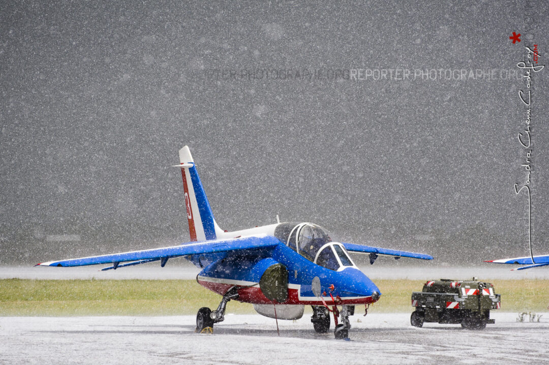 Alphajet de la patrouille de France sous la grêle au meeting aérien de Saint Dizier [Ref: 3511-08-0544]