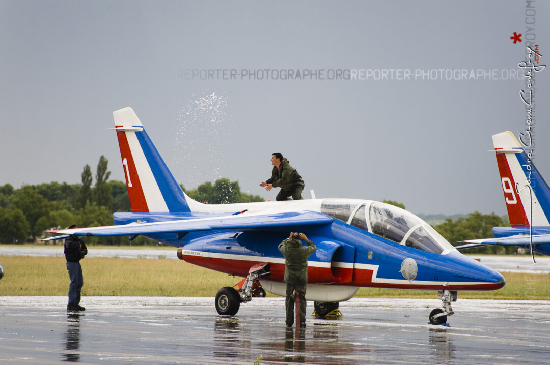 Mécaniciens de la patrouille de France jouant avec la grêle des alphajets au meeting aérien de Saint Dizier [Ref: 3511-08-0565]