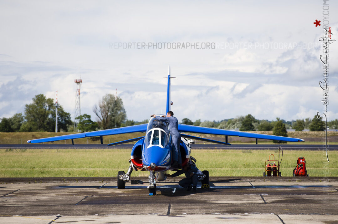 Mécaniciens essuyant les dernières gouttes d'eau des alphajets de la patrouille de France au meeting de Saint Dizier [Ref: 3511-08-1046]