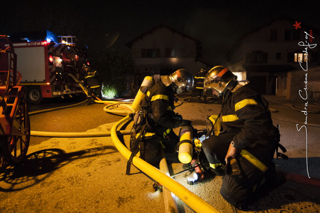 Pompiers vérifiant leurs ARI [Ref:2110-03-2268]