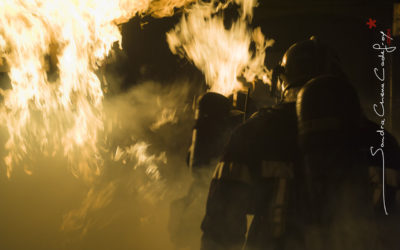 Pompiers traversant un mur de flammes [Ref:2111-01-1235]
