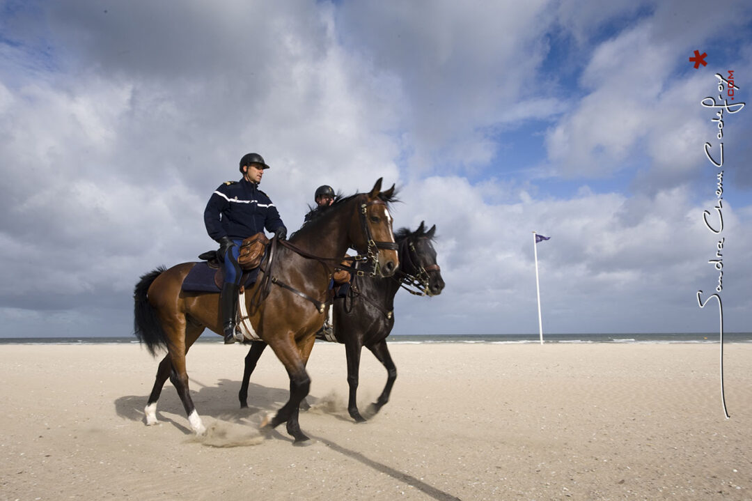 Cavaliers de la Garde Républicaine sur la plage de Deauville lors du G8 (Ref: 1211-05-0210)