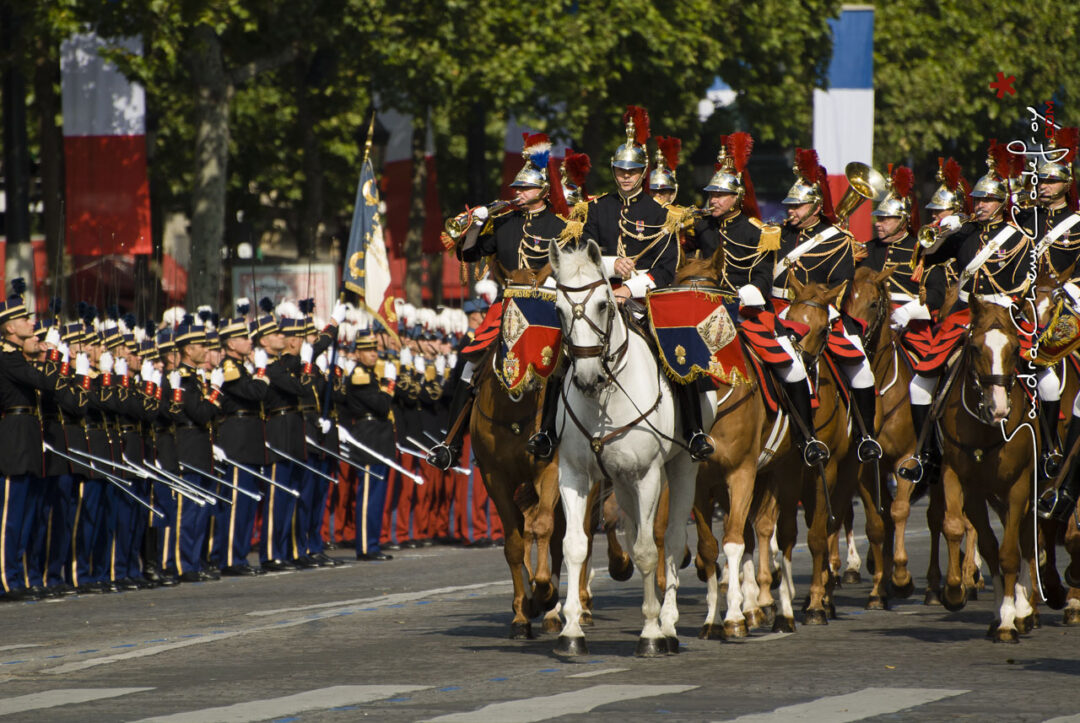 Régiment de cavalerie sur les champs Elysées [Ref:4511-11-0402]