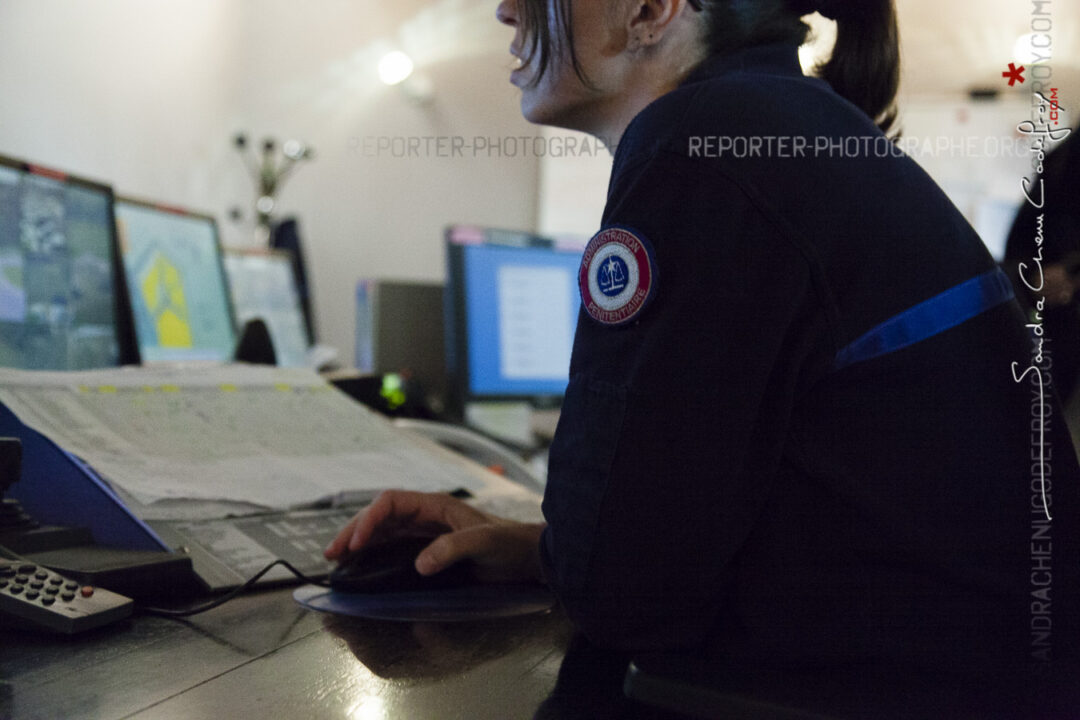Femme surveillant pénitencier dans la salle de contrôle [Ref:0014-07-0062]