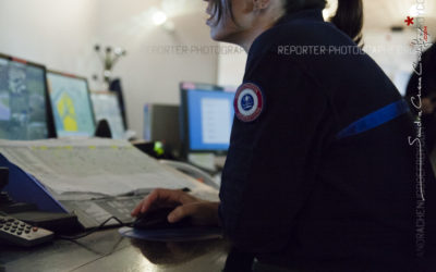 Surveillante pénitencière dans la salle de contrôle [Ref:0014-07-0062]