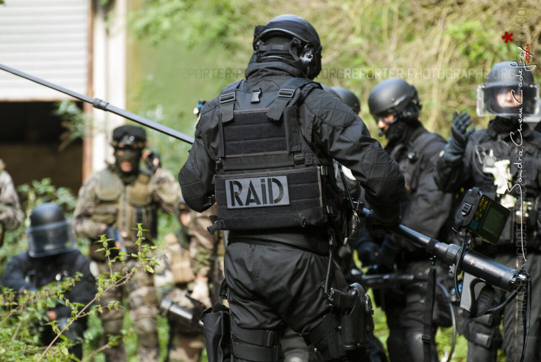 Policier du RAID préparant son matériel d'observation [Ref:1111-15-0324]