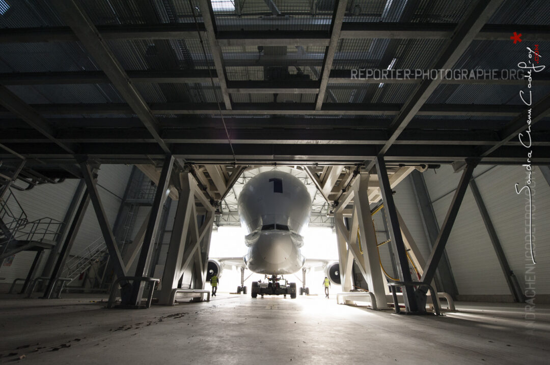 Déchargement du Beluga à Méaulte dans un hangar dédié [Ref:3513-19-0494]