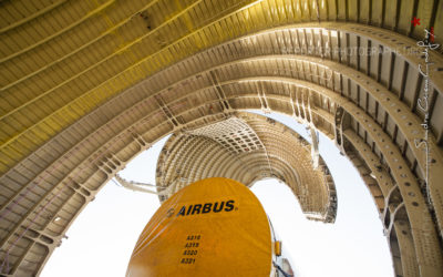 Tronçon de carlingue d’avion entrant dans la soute d’un Beluga [Ref:3513-19-0905]