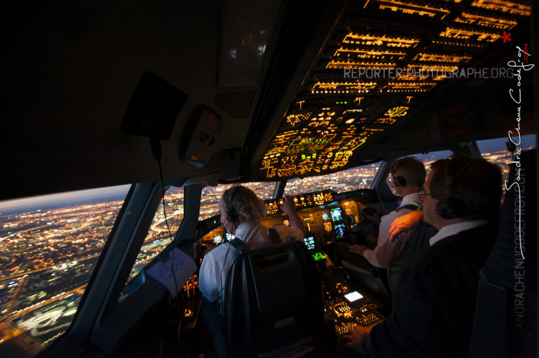 En approche de Toulouse à la tombée du jour dans le cockpit du Beluga [Ref:3513-19-1158]