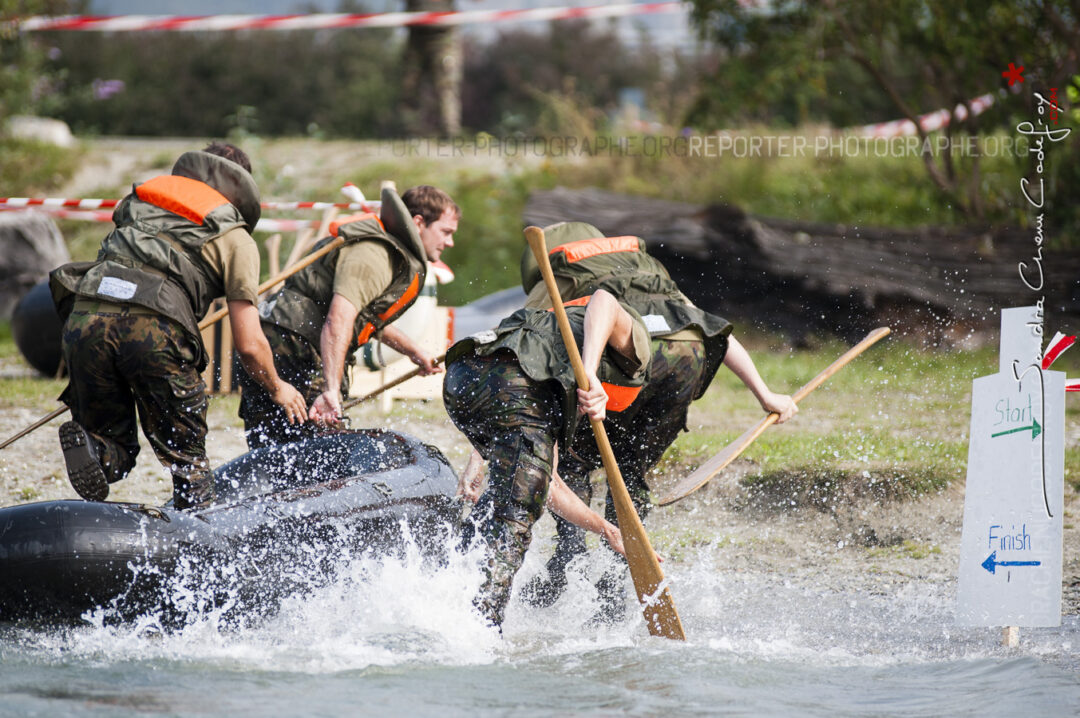 Raiders du SRC tirant leur bateau sur la plage [Ref:4209-01-0613]