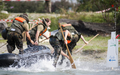 Raiders du SRC tirant leur bateau sur la plage [Ref:4209-01-0613]