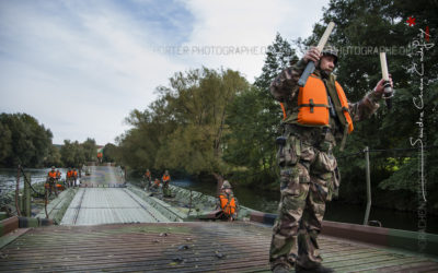 Sapeur réserviste du 3RG manoeuvrant un pont flottant [Ref:4313-11-0192]