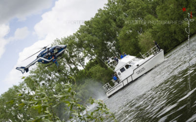 Hélitreuillage en Seine par un EC145 [Ref:1314-06-0201]