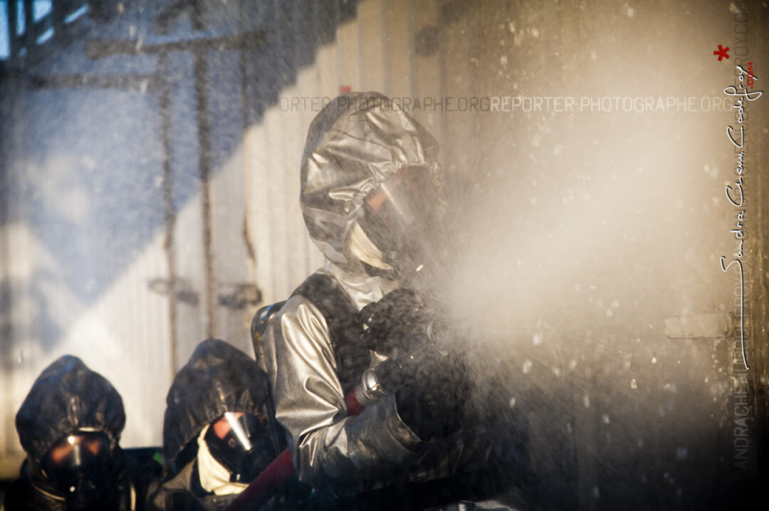 Marin s'entraînant à la lutte incendie au CFPES [Ref:2212-02-0045]