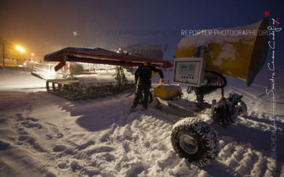 Pisteur secouriste attelant un canon à neige à une dameuse [Ref:2310-02-0338]