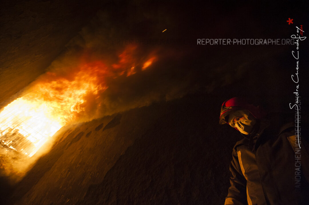 Femme sapeur pompier regardant les flammes [Ref:2413-16-0038]