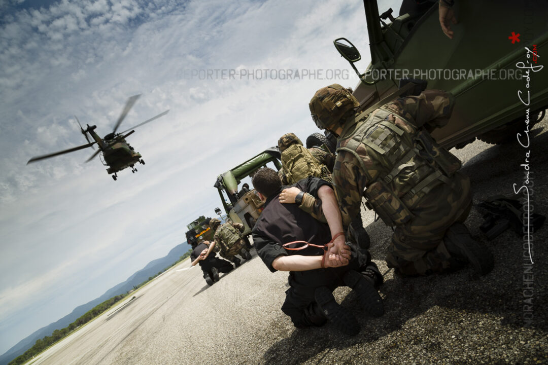 Militaires s'apprêtant à évacuer des prisonniers en NH90 [Ref:3214-09-1274]