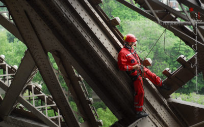 Pompier de Paris escaladant la tour Eiffel [Ref:1108-14-0286]