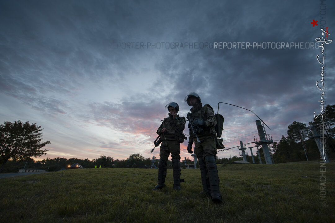 Soldats lors de l'exercice Satorex de nuit [Ref:1410-22-0710]