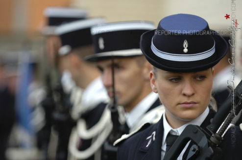 Portrait d'une femme gendarme départemental en fin de cérémonie [Ref:1508-28-0395]