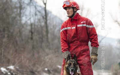 Pompier maître chien et son chien de recherche [Ref:2110-03-1900]