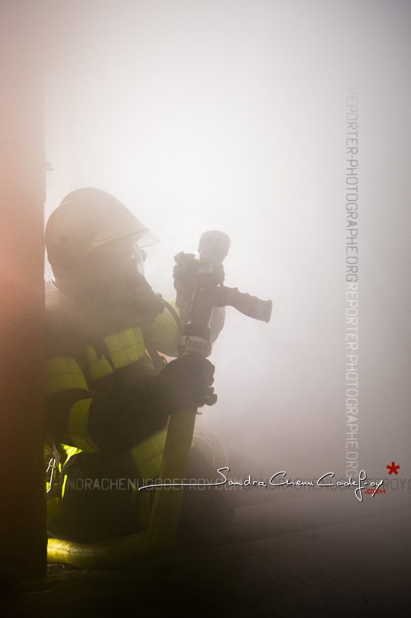 Sapeur pompier dans la fumée [Ref:2110-12-0669]