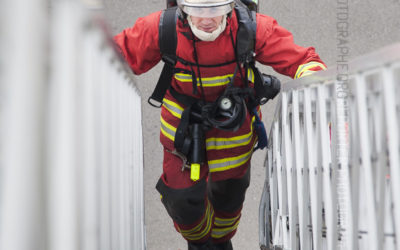 Marin pompier montant à l’échelle [Ref:2212-02-0764]