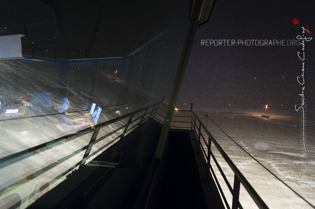 Tour de contrôle de Longyearbyen dans la nuit polaire [Ref:3212-01-1113]