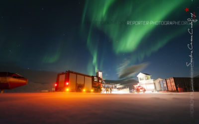 Camion de pompier sous une aurore boréale [Ref:3212-01-1624]