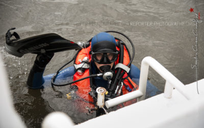 Plongeur de la gendarmerie remontant à bord [Ref:1312-09-0481]
