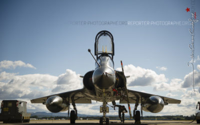 Mécanicien vérifiant un Mirage 2000 [Ref:3513-08-1124]