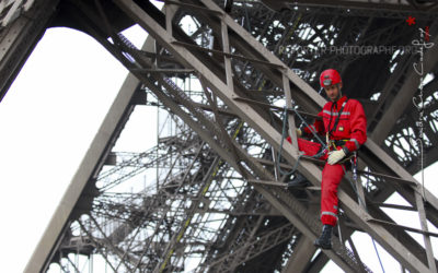 Pompier du GREP assis sur la Tour Eiffel [Ref:1108-14-0102]