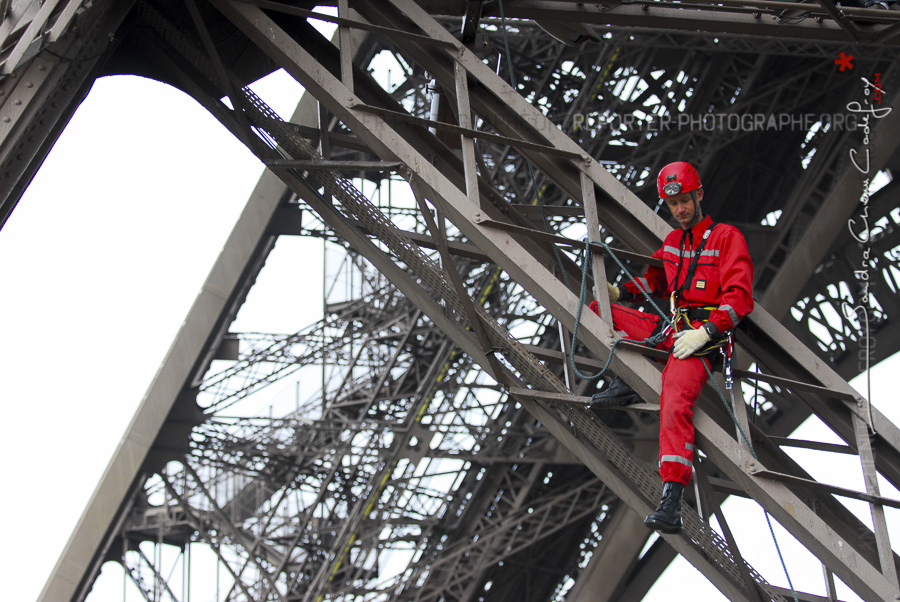 Pompier du GREP assis sur la Tour Eiffel [Ref:1108-14-0102]
