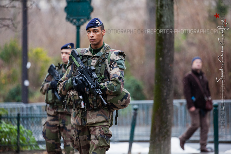 Soldats du 1er RI en patrouille Sentinelle à Paris