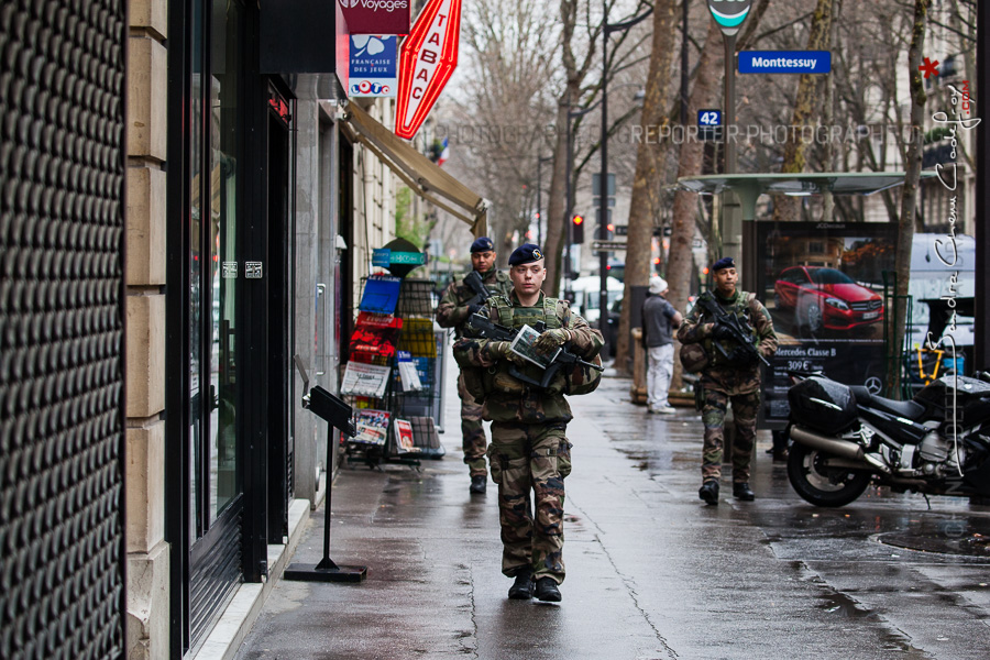 Patrouille Sentinelle dans la rue [Ref:4116-04-0227]