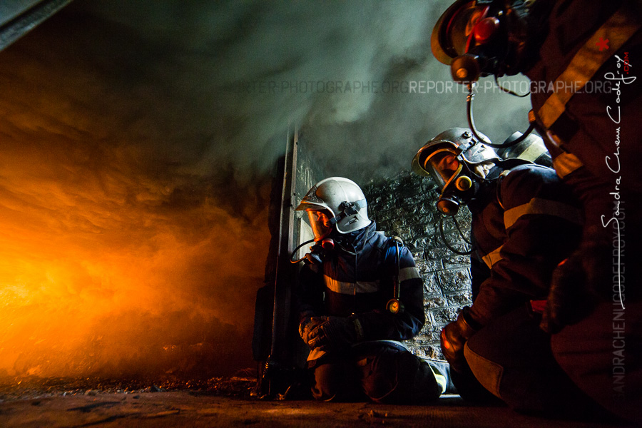 Stagiaires et instructeur observant un feu sous-ventilé [Ref:2116-05-0032]