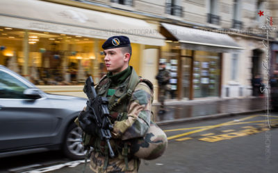 Soldat du 1er RI en patrouille à Paris [Ref:4116-04-0201]
