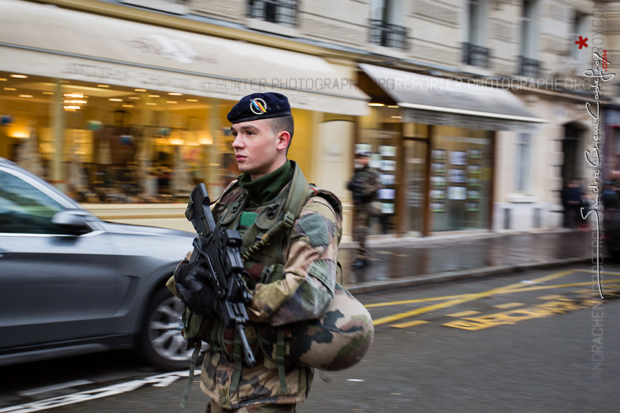 Soldat du 1er RI en patrouille à Paris [Ref:4116-04-0201]