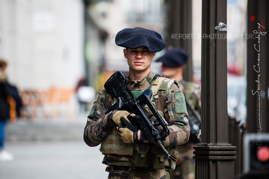 Patrouille de sentinelles dans les rues de Boulogne [Ref:4116-06-0464]