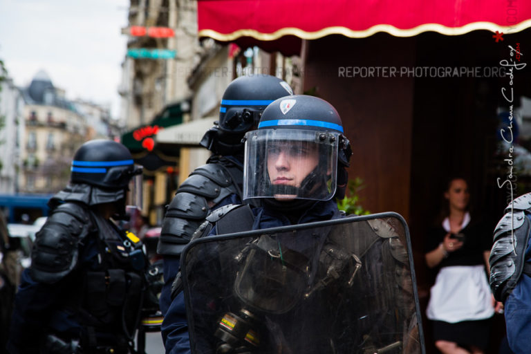 Portrait de policier d'une CI bloquant une rue adjacente [Ref:1416-11-0200]